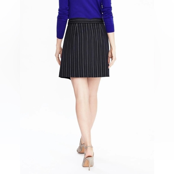 ❤️ 🆕 BANANA REPUBLIC Front-Tie Pinstripe Skirt Color Bold Blue Stripe Size 2 - Picture 3 of 8